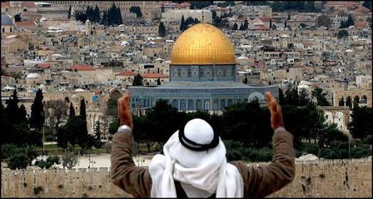 الفلسطينيون يتحدون قوات الاحتلال وينصبون مكبرات الصوت أعلي منازلهم