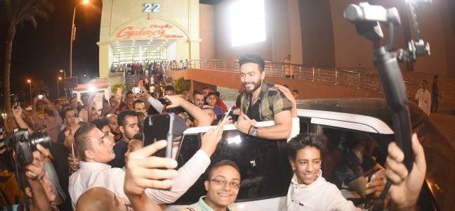 بالصور تامر حسنى فى مول مصر للاطمئنان على فيلمه تصبح على خير