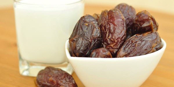 تعرف علي فوائد التمر مع الحليب علي الريق