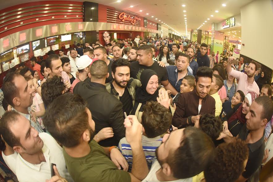 بالصور تامر حسنى فى مول مصر للاطمئنان على فيلمه تصبح على خير 12 بالصور تامر حسنى فى مول مصر للاطمئنان على فيلمه تصبح على خير 3
