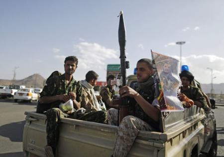الحوثيون يجرون مناورات عسكرية قرب الحدود مع السعودية