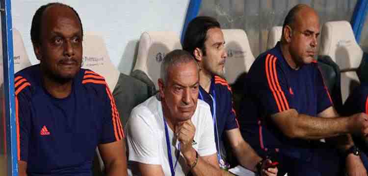 فيريرا يستقر على 4 لاعبين لقيدهم في قائمة الزمالك الأفريقية 10 فيريرا مع الجهاز الفني لنادي الزمالك