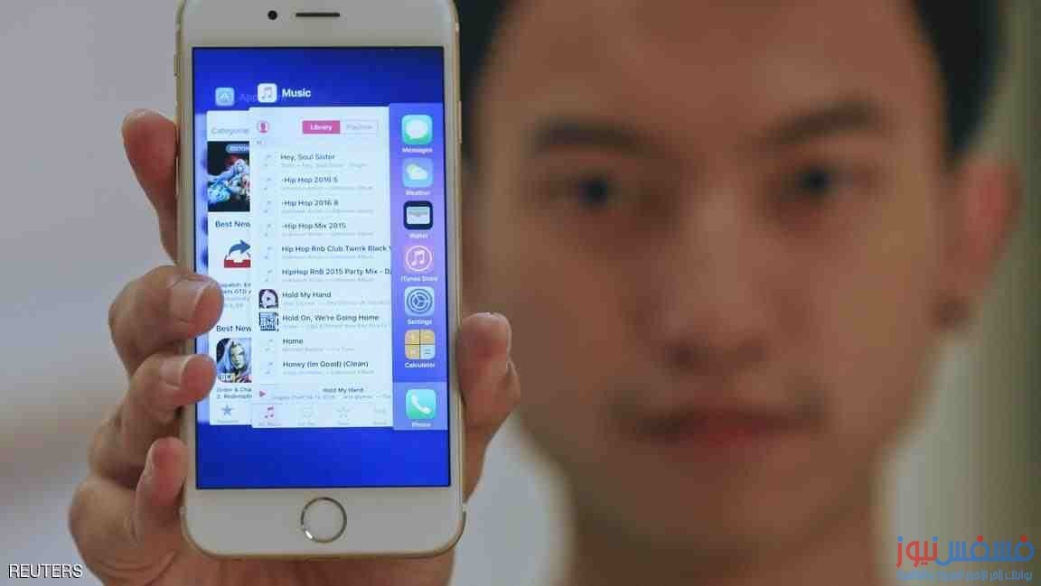 مستخدم يستعرض المزايا الجديدة لـ iOS 9 على آيفون 6 في بانكوك