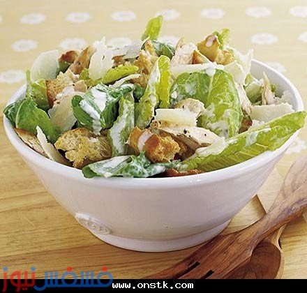 طريقة عمل سلطة سيزر سالاد بالدجاج في المنزل 10 طريقة عمل سلطة سيزر سالاد