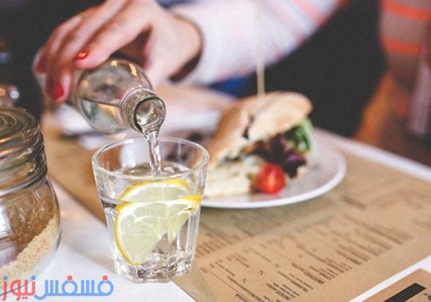 أطباء: شرب السوائل بعد الأكل مضر لعملية الهضم 10 أطباء: شرب السوائل بعد الأكل مضر لعملية الهضم