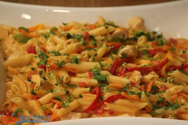 طريقة جديدة وصحية لصنع المعكرونة مع الخضار الملون