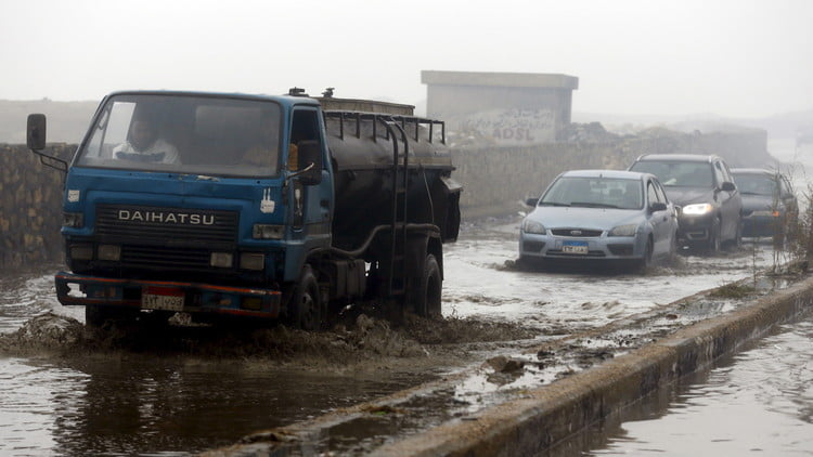 عشرات القتلى والجرحى السبب السيول بمصر 29 أستمرار ارتفاع حصيلة ضحايا السيول في دولة مصر إلي 26 قتيلا