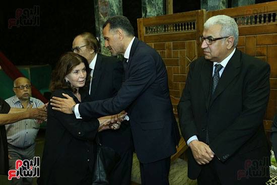 مشاهير الفن والسياسة في عزاء زوجة عزت العلايلي