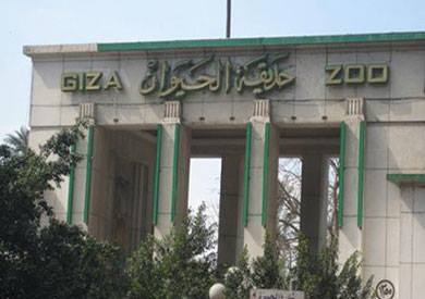 حسين فهمي يلفت نظر الزائرين بحديقة الحيوانات