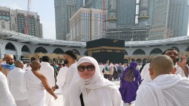 إلهام شاهين تؤدي مناسك العمرة وتهديها لوالدتها