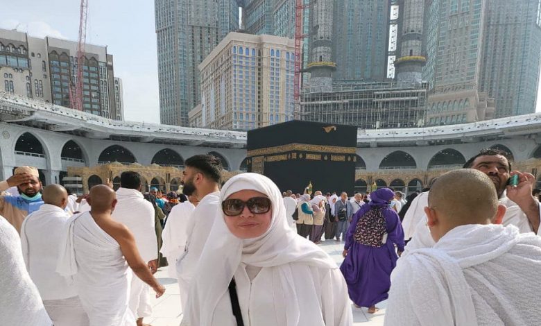 إلهام شاهين تؤدي مناسك العمرة وتهديها لوالدتها 10 إلهام شاهين تؤدي مناسك العمرة وتهديها لوالدتها
