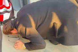 ماجد المهندس يسجد ويُقبل أرض العراق ماجد المهندس يسجد ويُقبل أرض العراق