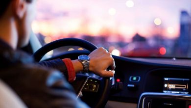 طرق الحصول على شهادة المخالفات أونلاين وأتاح أيضا موقع النيابة العامة، امكانية الحصول على شهادة المخالفات أونلاين من خلال: - الدخول علي علي الموقع الرسمي الخاص بالنيابة العامة من خلال الضغط علي الرابط - اتباع الخطوات السابقة الخاصة بطرق الاستعلام عن مخالفات المرور. - ثم الضغط على استخراج شهادة وفاء بالغرامات الشاملة. - ادخل الرقم القومي، ورقم الهاتف المسجل به رخصة السيارة. - ادخل البيانات المطلوبة، والعنوان المراد عليه تسليم الرخصة. - دفع رسوم الشهادة 50 جنيها، و15 جنيها رسوم توصيل، ويمكن الدفع نقدا أو بالفيزا.