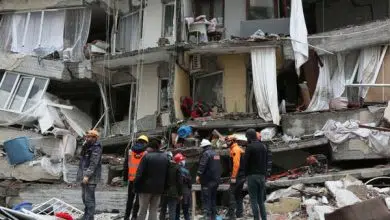 لحظة انهيار مبنى سكني في ولاية ديار بكر اثناء الزلزال