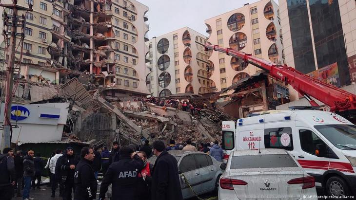 زلزال هائل مدمر يقتل أكثر من 1500 شخص في تركيا وسوريا زلزال هائل مدمر يقتل أكثر من 1500 شخص في تركيا وسوريا