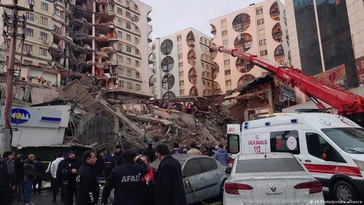 زلزال هائل مدمر يقتل أكثر من 1500 شخص في تركيا وسوريا زلزال هائل مدمر يقتل أكثر من 1500 شخص في تركيا وسوريا